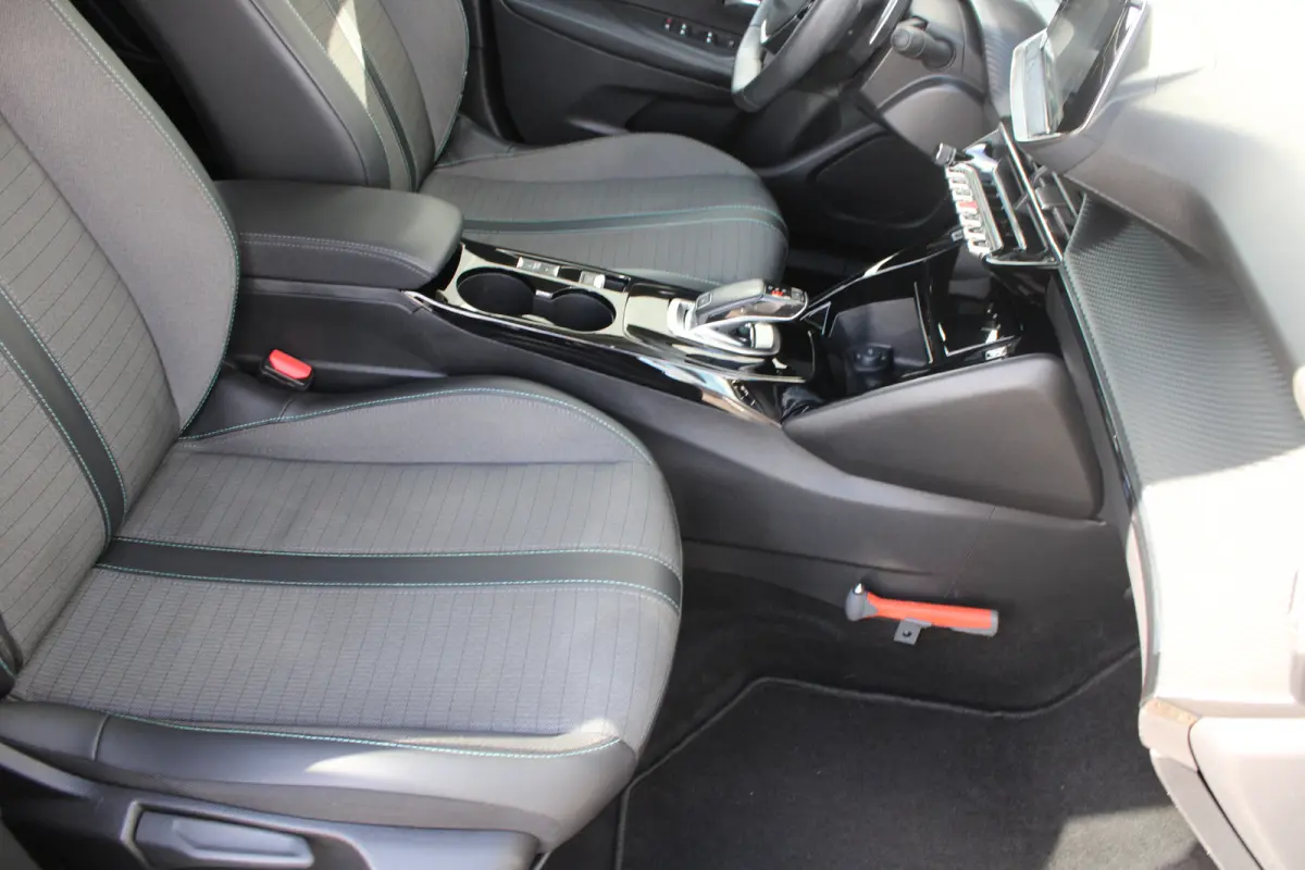 1.2 PureTech 130pk EAT8 Allure Pack | Automaat | Navigatie | Camera | Apple carplay | NL auto | Keyless | 70.000km |