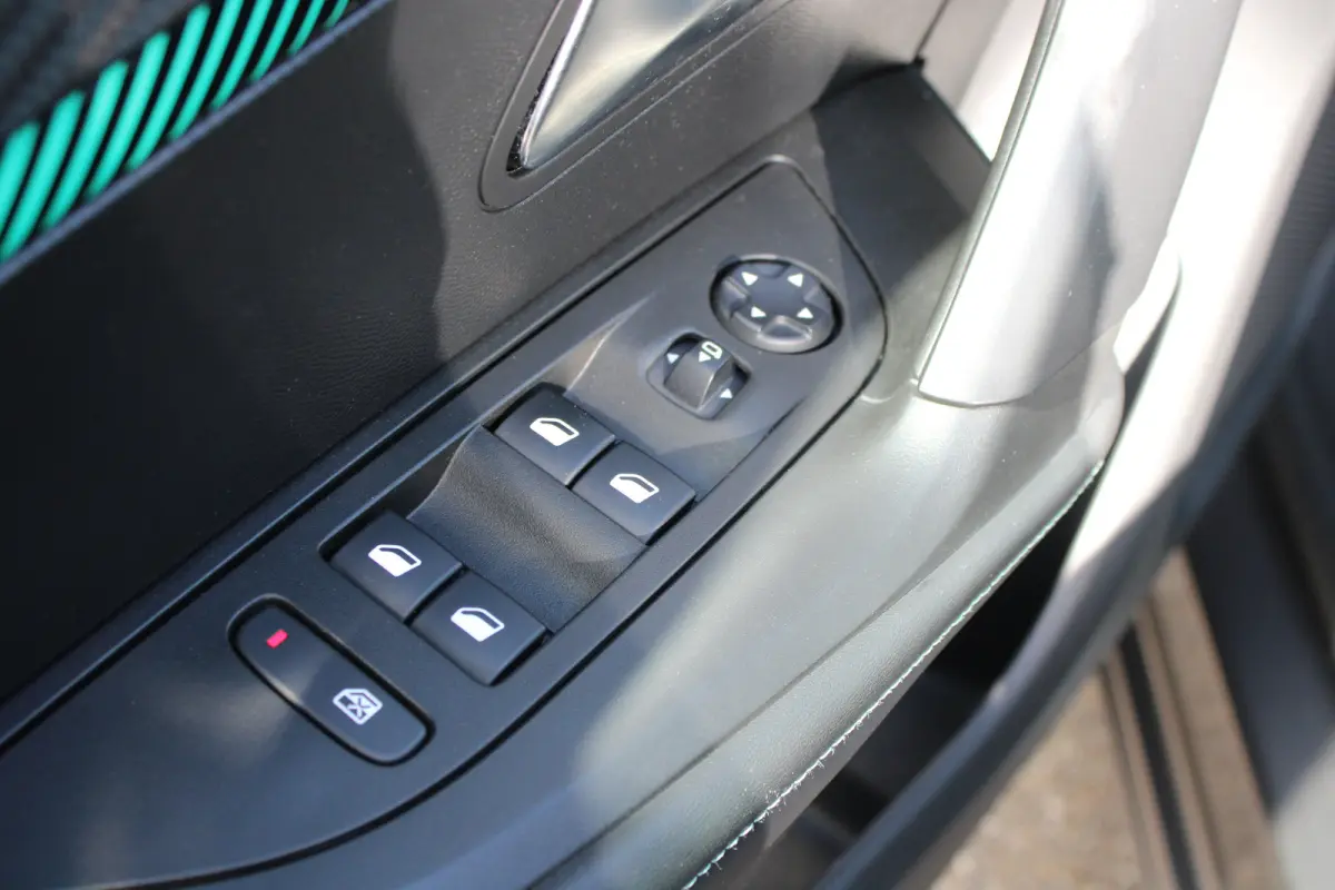1.2 PureTech 130pk EAT8 Allure Pack | Automaat | Navigatie | Camera | Apple carplay | NL auto | Keyless | 70.000km |