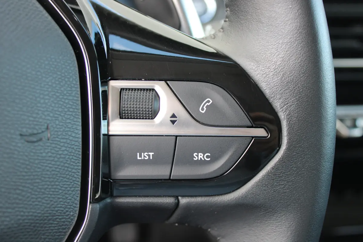 1.2 PureTech 130pk EAT8 Allure Pack | Automaat | Navigatie | Camera | Apple carplay | NL auto | Keyless | 70.000km |