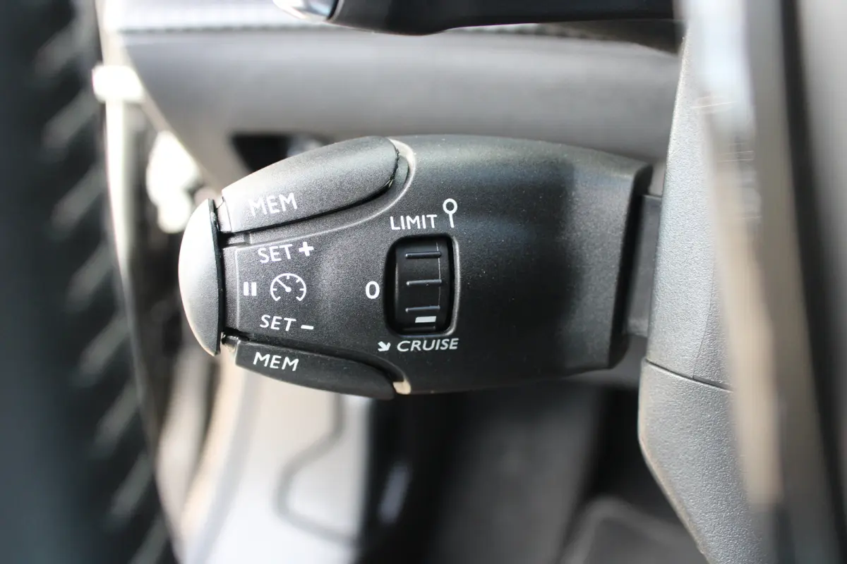 1.2 PureTech 130pk EAT8 Allure Pack | Automaat | Navigatie | Camera | Apple carplay | NL auto | Keyless | 70.000km |