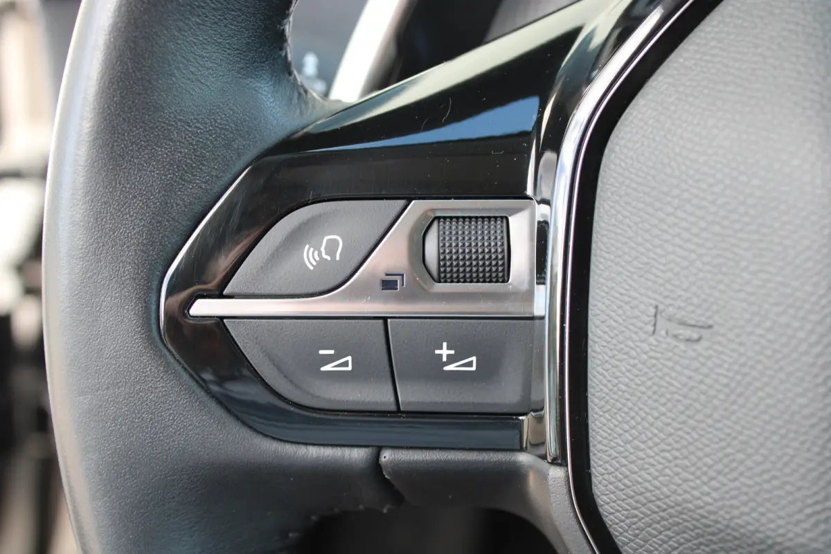 1.2 PureTech 130pk EAT8 Allure Pack | Automaat | Navigatie | Camera | Apple carplay | NL auto | Keyless | 70.000km |