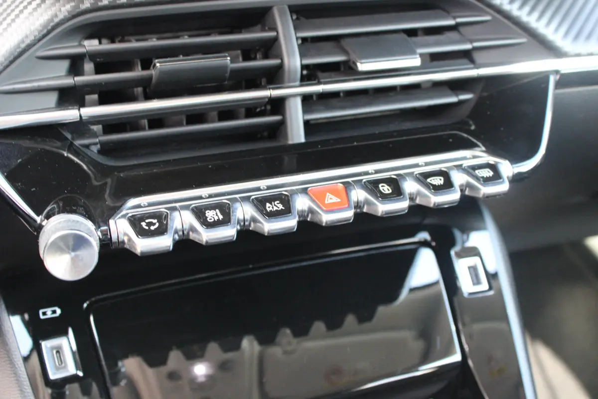 1.2 PureTech 130pk EAT8 Allure Pack | Automaat | Navigatie | Camera | Apple carplay | NL auto | Keyless | 70.000km |