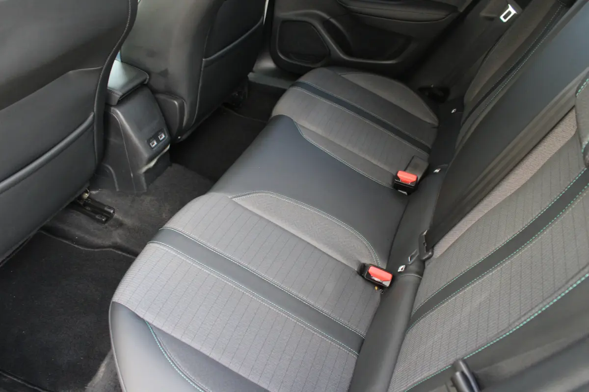 1.2 PureTech 130pk EAT8 Allure Pack | Automaat | Navigatie | Camera | Apple carplay | NL auto | Keyless | 70.000km |