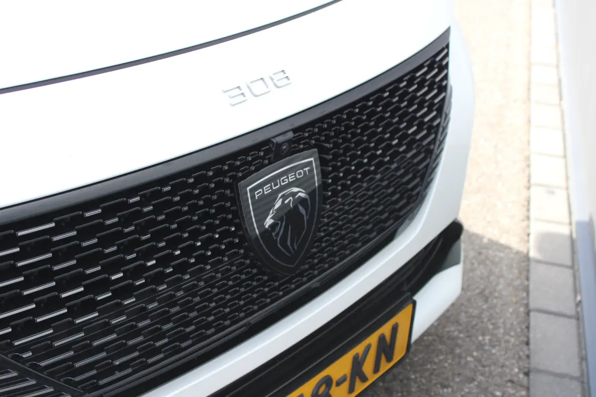 1.2 PureTech 130pk EAT8 GT | Automaat | Panorama/schuifdak | Focal | Navigatie | Camera voor + achter | NL auto |