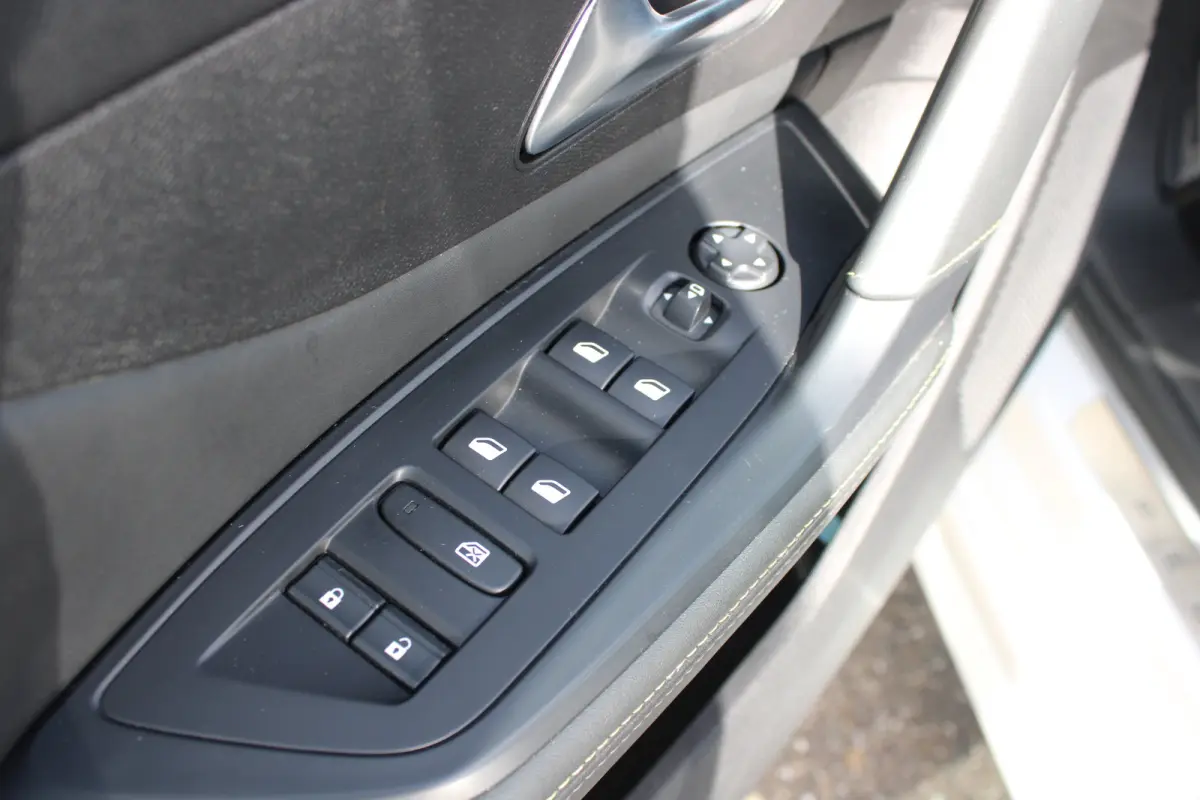 1.2 PureTech 130pk EAT8 GT | Automaat | Panorama/schuifdak | Focal | Navigatie | Camera voor + achter | NL auto |