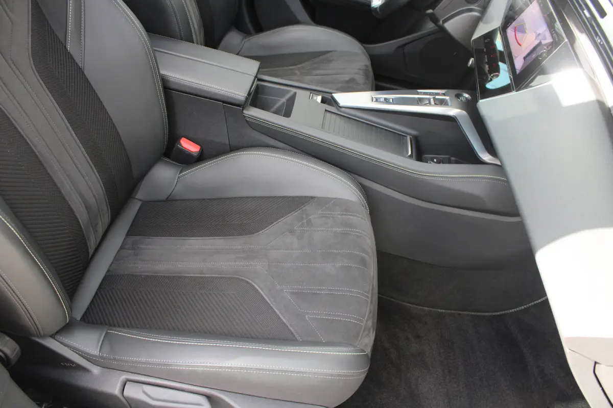 1.2 PureTech 130pk EAT8 GT | Automaat | Panorama/schuifdak | Focal | Navigatie | Camera voor + achter | NL auto |