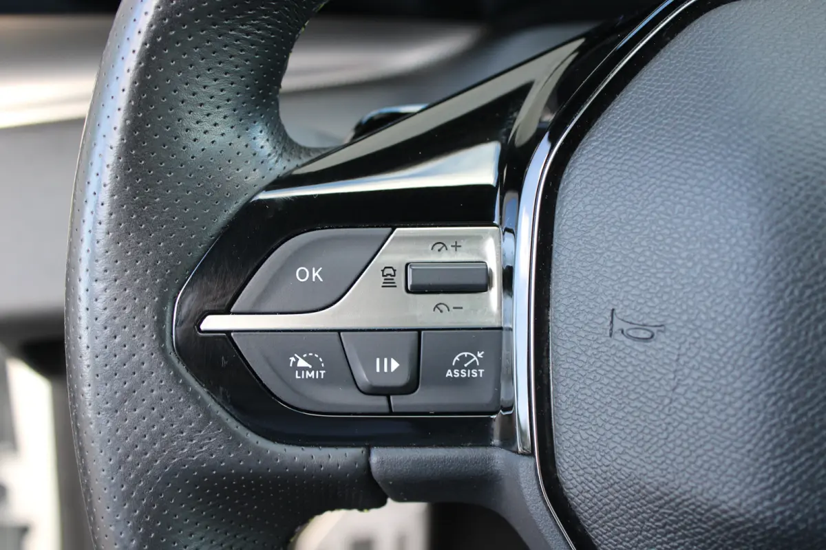 1.2 PureTech 130pk EAT8 GT | Automaat | Panorama/schuifdak | Focal | Navigatie | Camera voor + achter | NL auto |