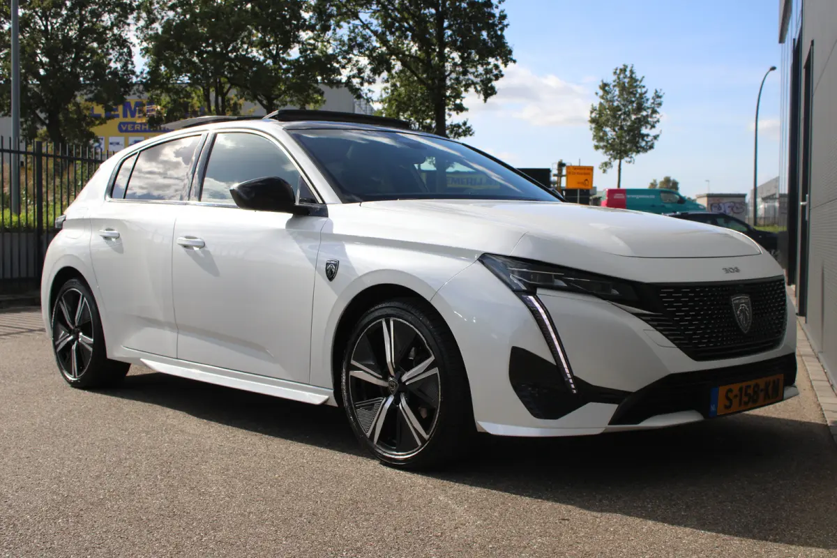 1.2 PureTech 130pk EAT8 GT | Automaat | Panorama/schuifdak | Focal | Navigatie | Camera voor + achter | NL auto |