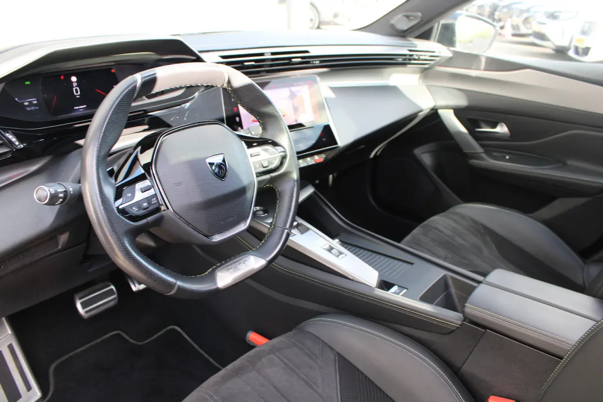 1.2 PureTech 130pk EAT8 GT | Automaat | Panorama/schuifdak | Focal | Navigatie | Camera voor + achter | NL auto |