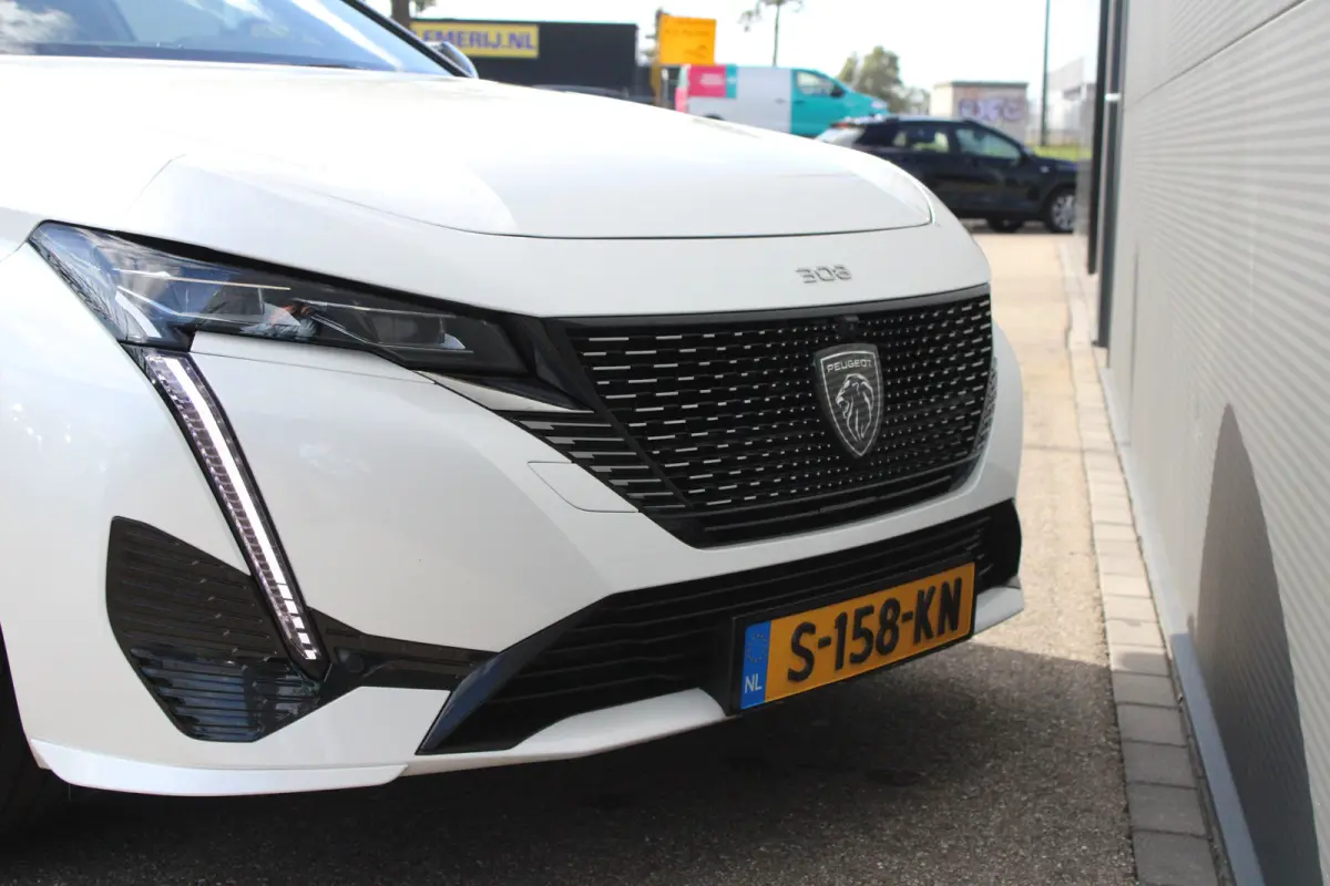 1.2 PureTech 130pk EAT8 GT | Automaat | Panorama/schuifdak | Focal | Navigatie | Camera voor + achter | NL auto |