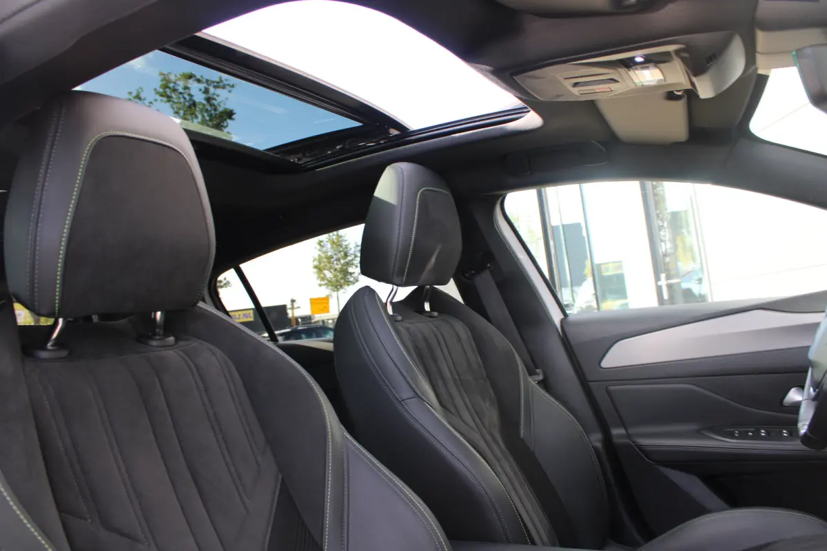 1.2 PureTech 130pk EAT8 GT | Automaat | Panorama/schuifdak | Focal | Navigatie | Camera voor + achter | NL auto |