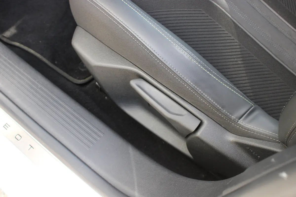 1.2 PureTech 130pk EAT8 GT | Automaat | Panorama/schuifdak | Focal | Navigatie | Camera voor + achter | NL auto |
