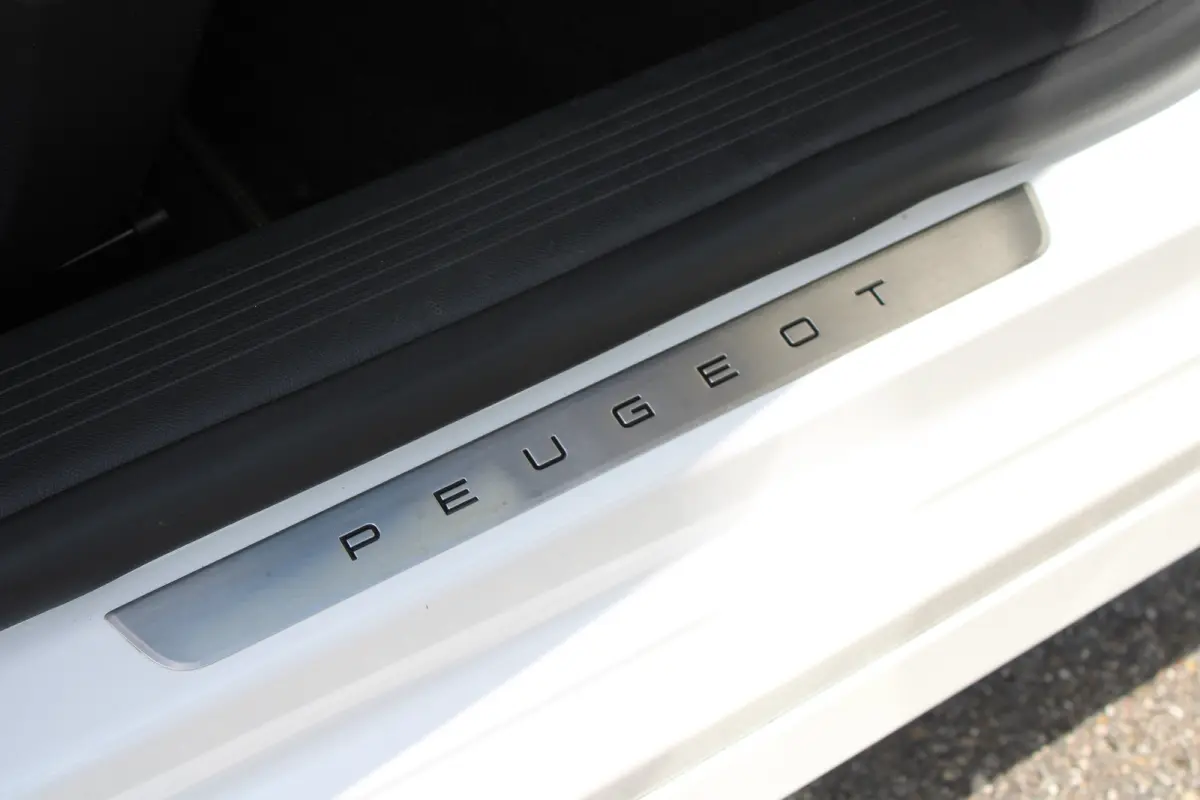 1.2 PureTech 130pk EAT8 GT | Automaat | Panorama/schuifdak | Focal | Navigatie | Camera voor + achter | NL auto |