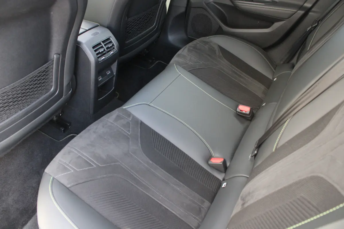 1.2 PureTech 130pk EAT8 GT | Automaat | Panorama/schuifdak | Focal | Navigatie | Camera voor + achter | NL auto |