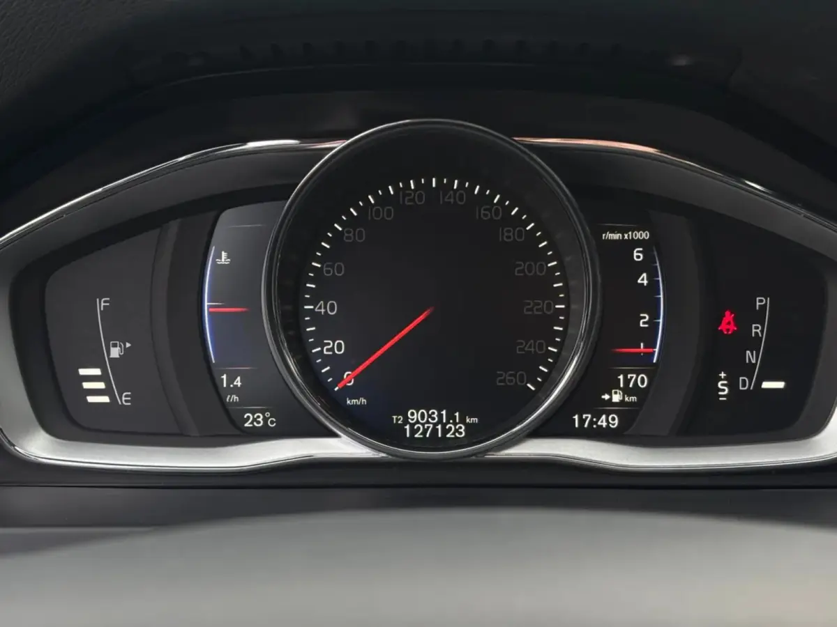 1.5 T3 Nordic+ R-Design (NL-auto, Goed OndH, Navi, StoelV, Trekhaak, Cruise Con, Climate Con, Etc)