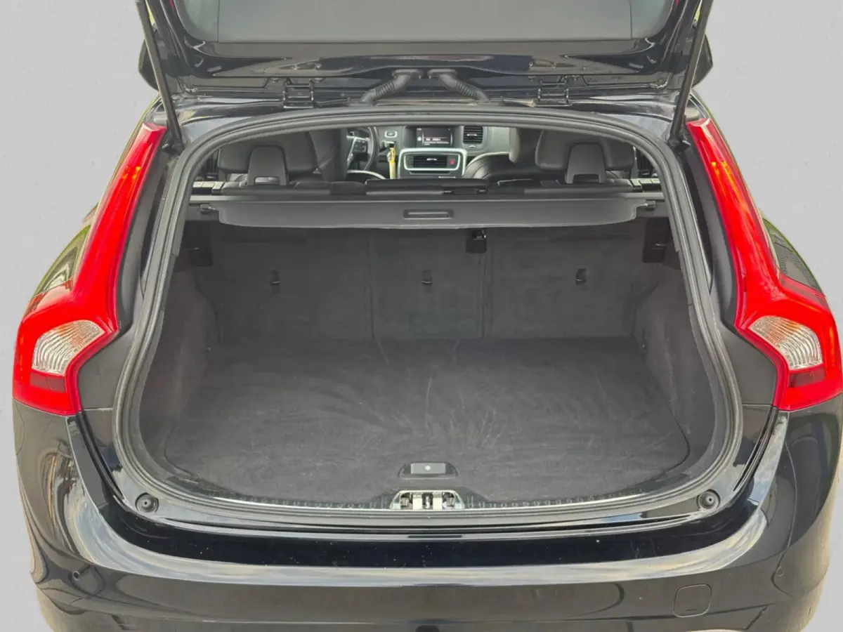 1.5 T3 Nordic+ R-Design (NL-auto, Goed OndH, Navi, StoelV, Trekhaak, Cruise Con, Climate Con, Etc)