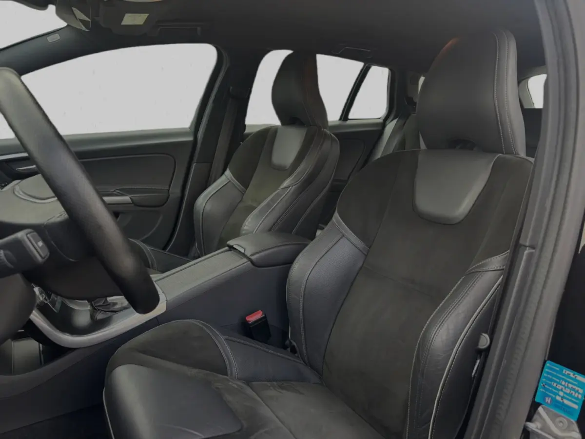 1.5 T3 Nordic+ R-Design (NL-auto, Goed OndH, Navi, StoelV, Trekhaak, Cruise Con, Climate Con, Etc)