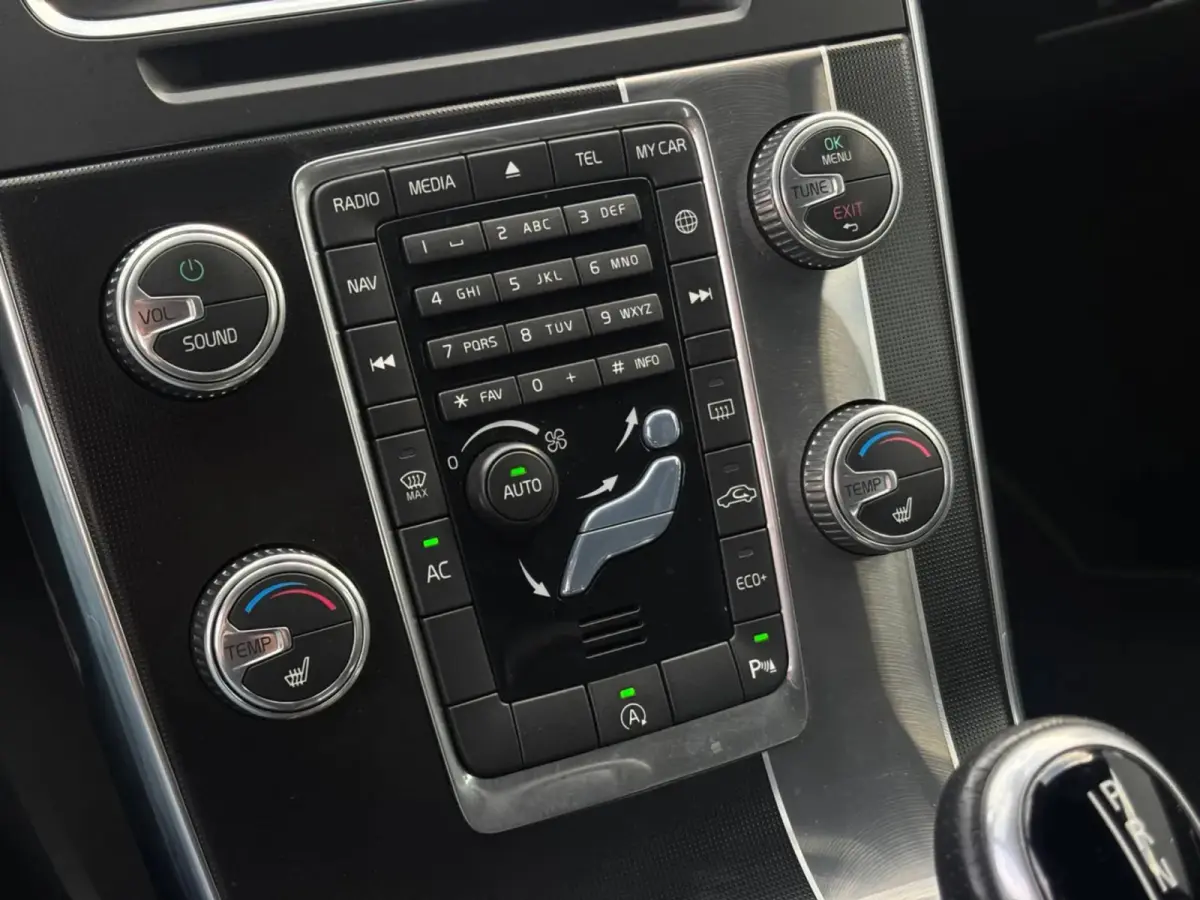 1.5 T3 Nordic+ R-Design (NL-auto, Goed OndH, Navi, StoelV, Trekhaak, Cruise Con, Climate Con, Etc)