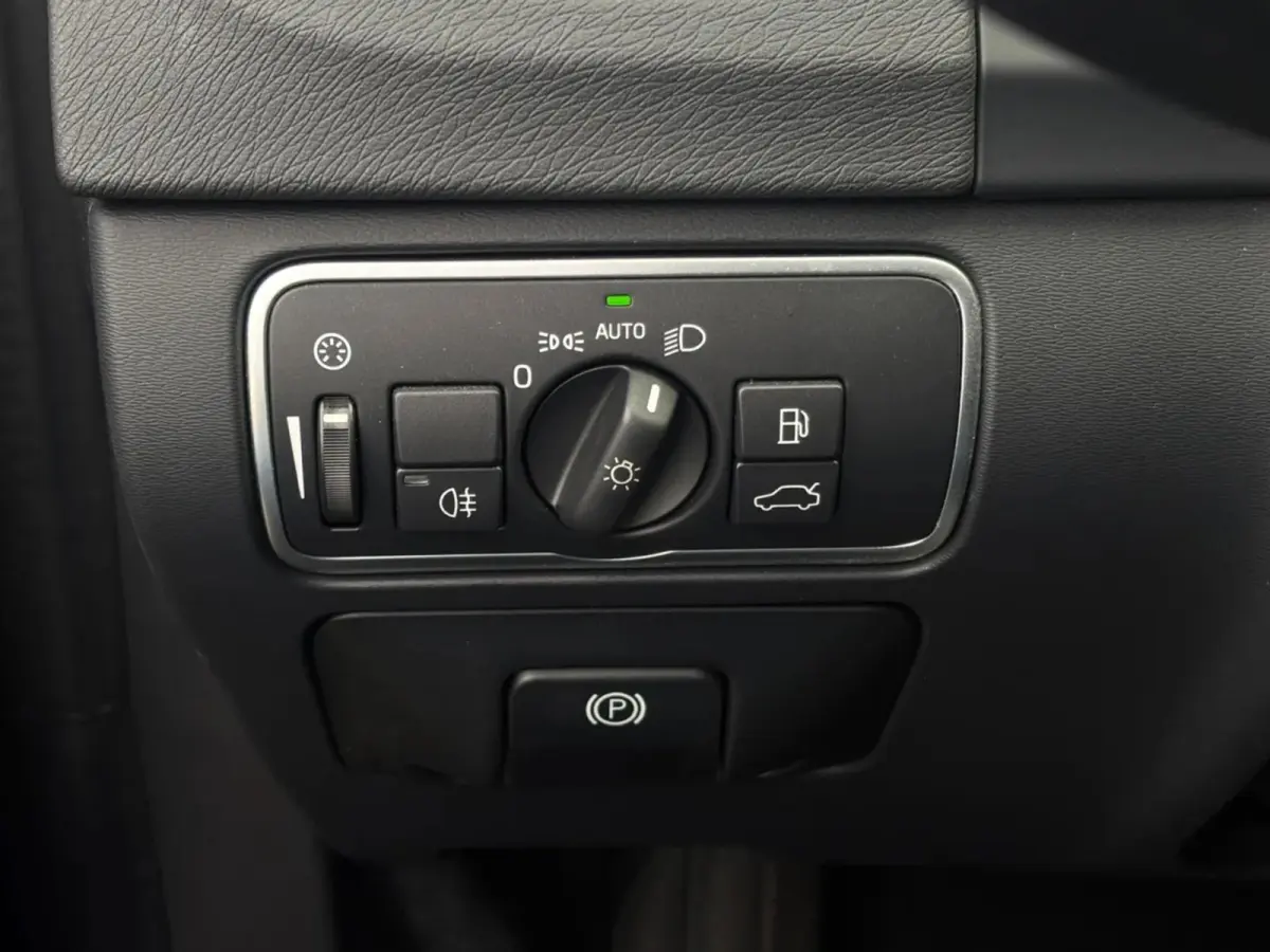 1.5 T3 Nordic+ R-Design (NL-auto, Goed OndH, Navi, StoelV, Trekhaak, Cruise Con, Climate Con, Etc)