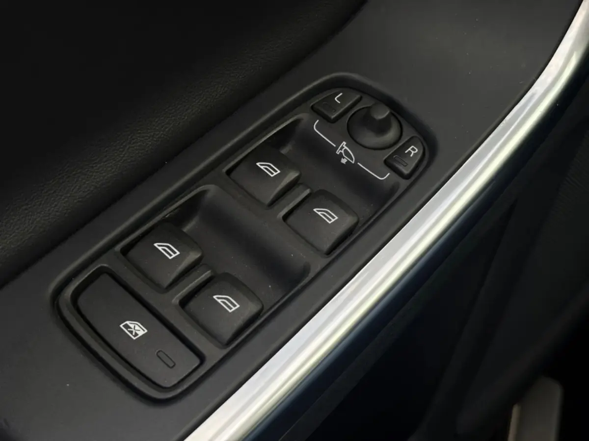 1.5 T3 Nordic+ R-Design (NL-auto, Goed OndH, Navi, StoelV, Trekhaak, Cruise Con, Climate Con, Etc)