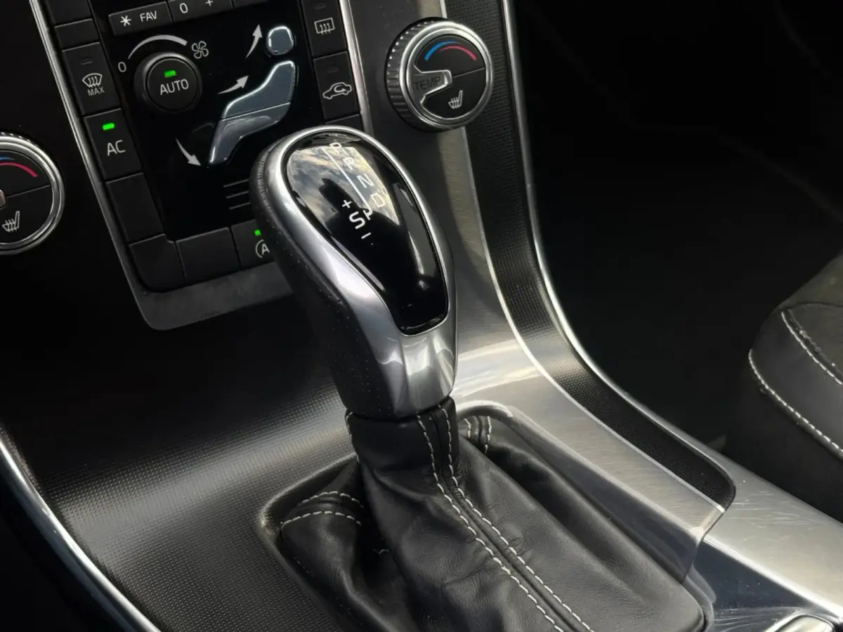 1.5 T3 Nordic+ R-Design (NL-auto, Goed OndH, Navi, StoelV, Trekhaak, Cruise Con, Climate Con, Etc)