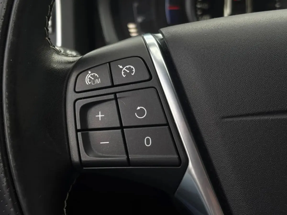 1.5 T3 Nordic+ R-Design (NL-auto, Goed OndH, Navi, StoelV, Trekhaak, Cruise Con, Climate Con, Etc)