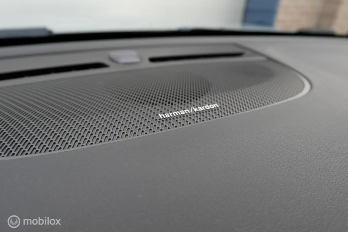 MY24 T4 211PK PLUG IN HYBRID PLUS DARK | HARMAN KARDON | CAMERA | THK | 19INCH