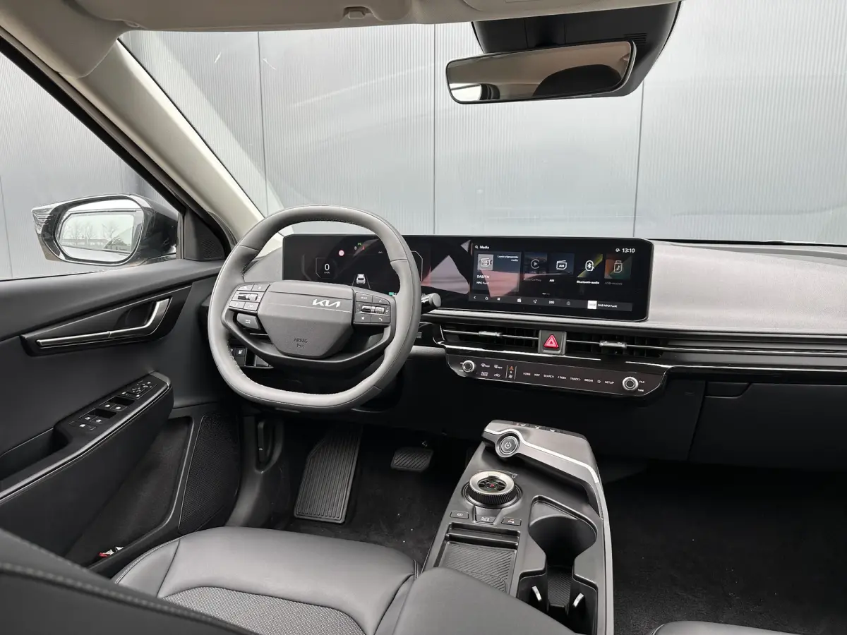 Light Edition 63 kWh | Demo | Navi | Clima | Adaptieve Cruise | Camera | Stuur-/Stoelverwarming | Privacy Glass | Apple Carplay | Android Auto