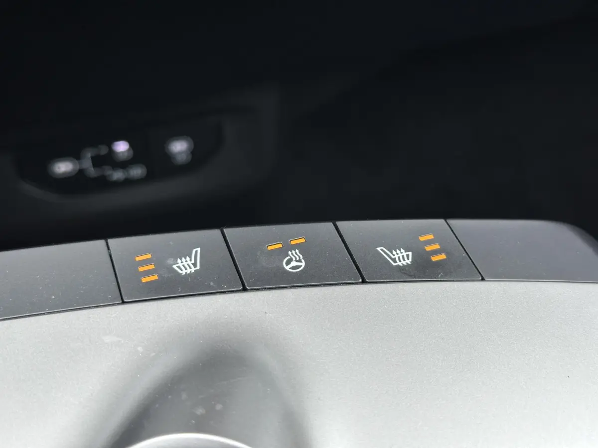 Light Edition 63 kWh | Demo | Navi | Clima | Adaptieve Cruise | Camera | Stuur-/Stoelverwarming | Privacy Glass | Apple Carplay | Android Auto