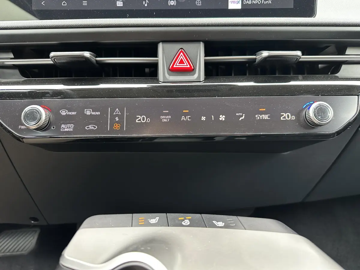 Light Edition 63 kWh | Demo | Navi | Clima | Adaptieve Cruise | Camera | Stuur-/Stoelverwarming | Privacy Glass | Apple Carplay | Android Auto
