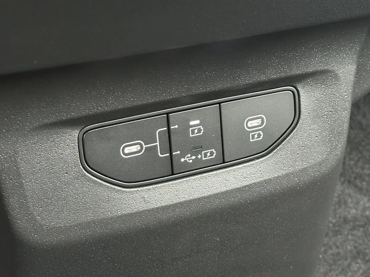 Light Edition 63 kWh | Demo | Navi | Clima | Adaptieve Cruise | Camera | Stuur-/Stoelverwarming | Privacy Glass | Apple Carplay | Android Auto