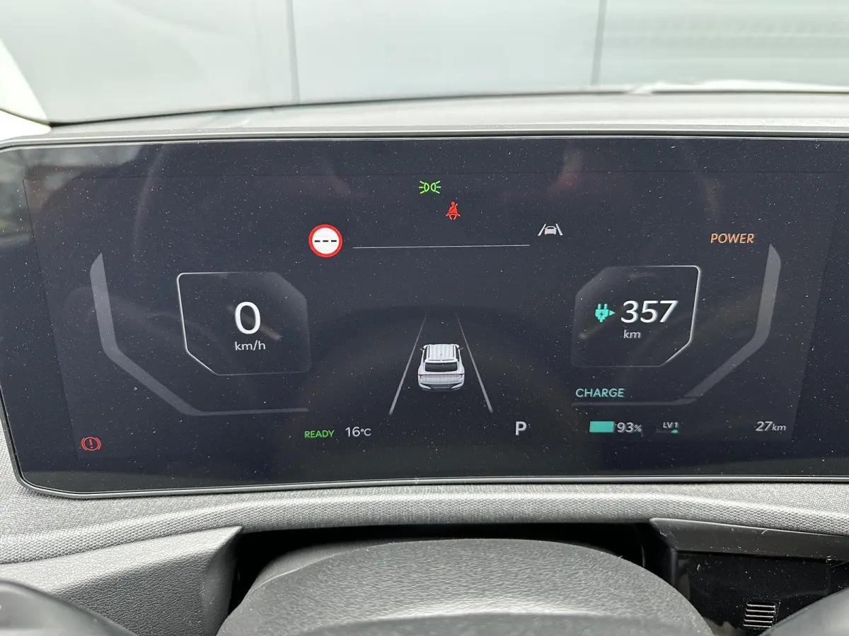 Light Edition 63 kWh | Demo | Navi | Clima | Adaptieve Cruise | Camera | Stuur-/Stoelverwarming | Privacy Glass | Apple Carplay | Android Auto