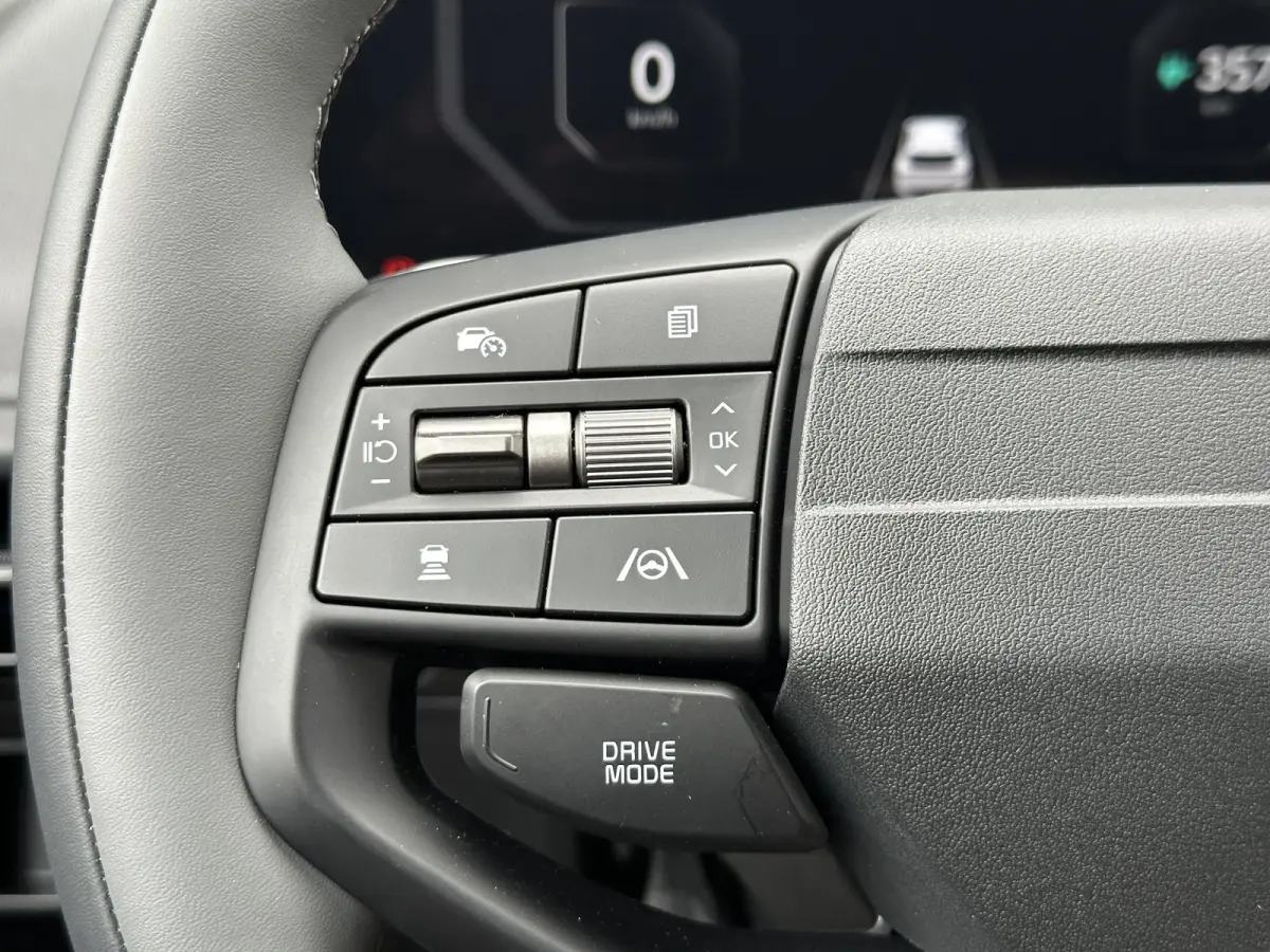 Light Edition 63 kWh | Demo | Navi | Clima | Adaptieve Cruise | Camera | Stuur-/Stoelverwarming | Privacy Glass | Apple Carplay | Android Auto