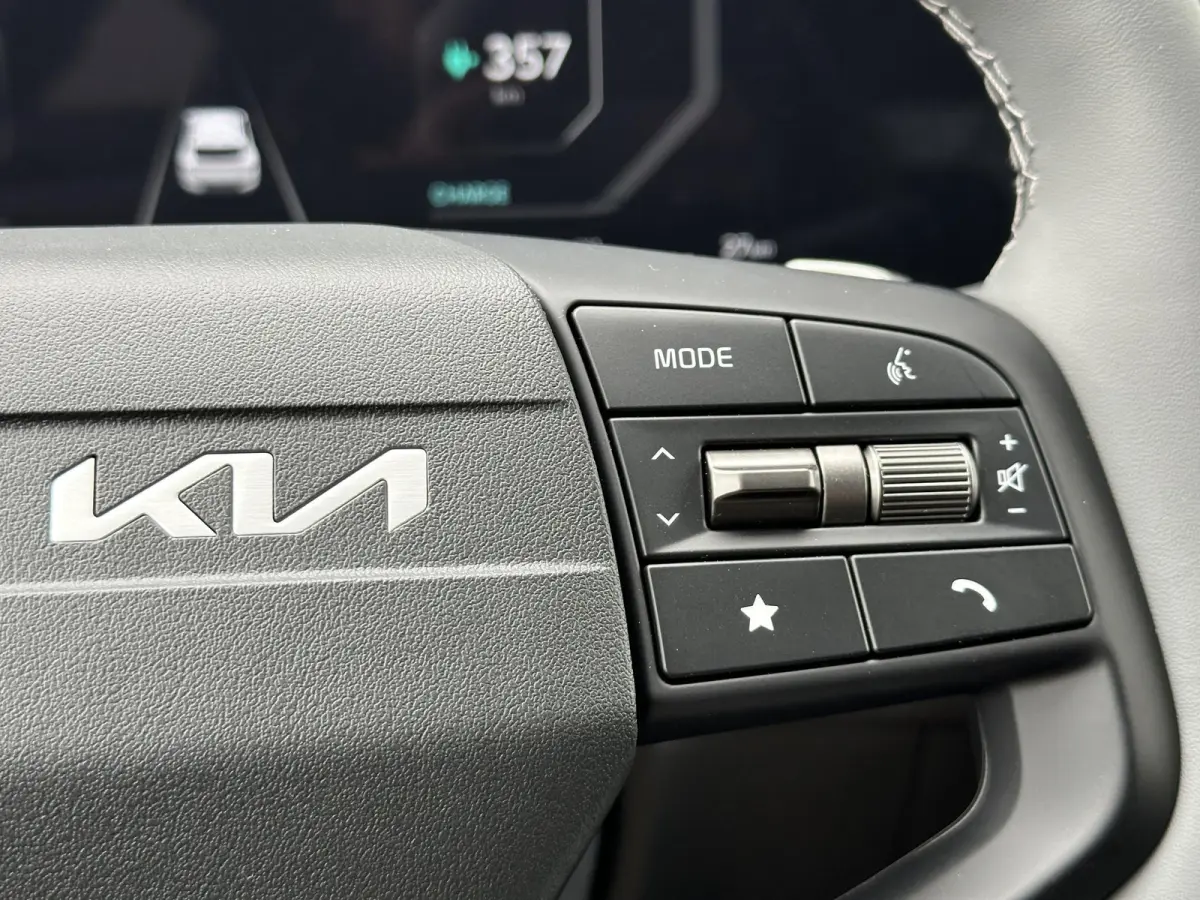Light Edition 63 kWh | Demo | Navi | Clima | Adaptieve Cruise | Camera | Stuur-/Stoelverwarming | Privacy Glass | Apple Carplay | Android Auto
