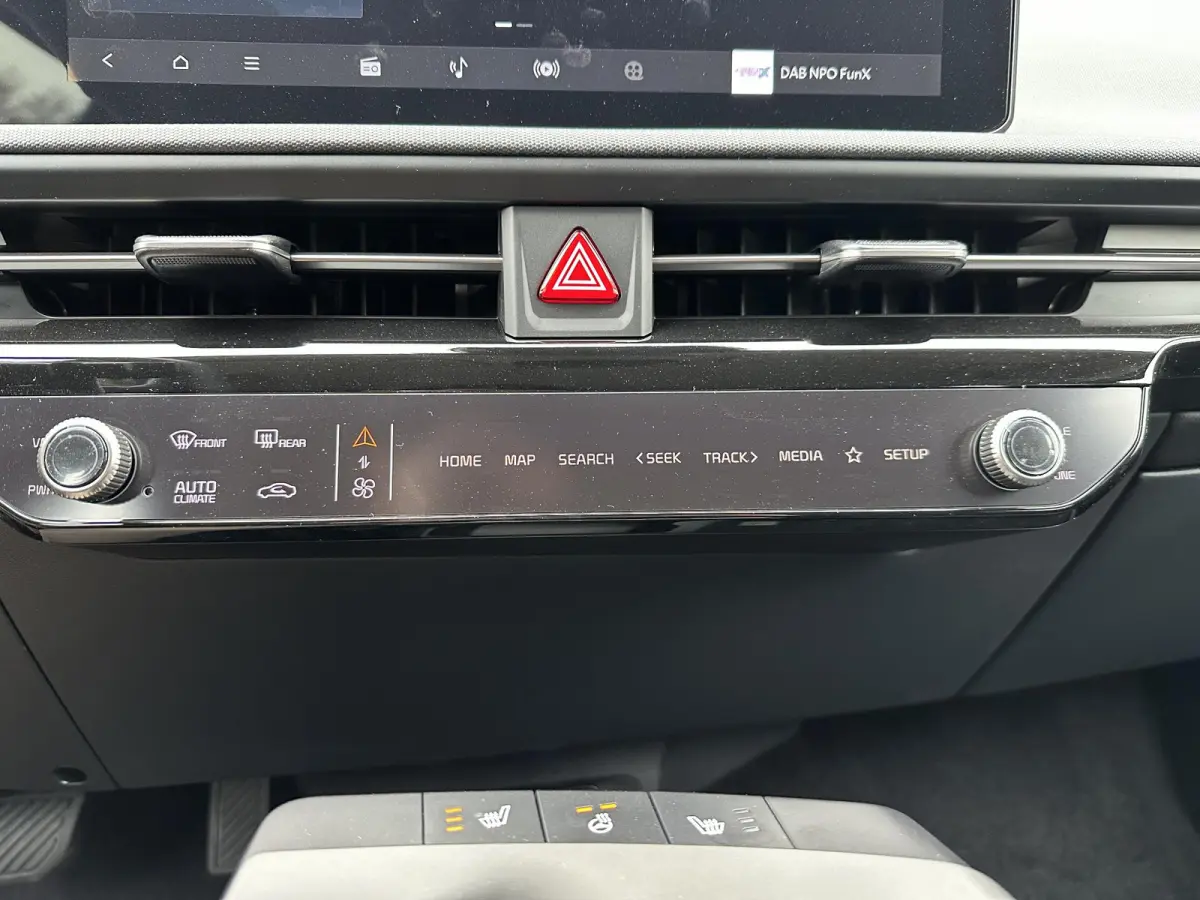 Light Edition 63 kWh | Demo | Navi | Clima | Adaptieve Cruise | Camera | Stuur-/Stoelverwarming | Privacy Glass | Apple Carplay | Android Auto