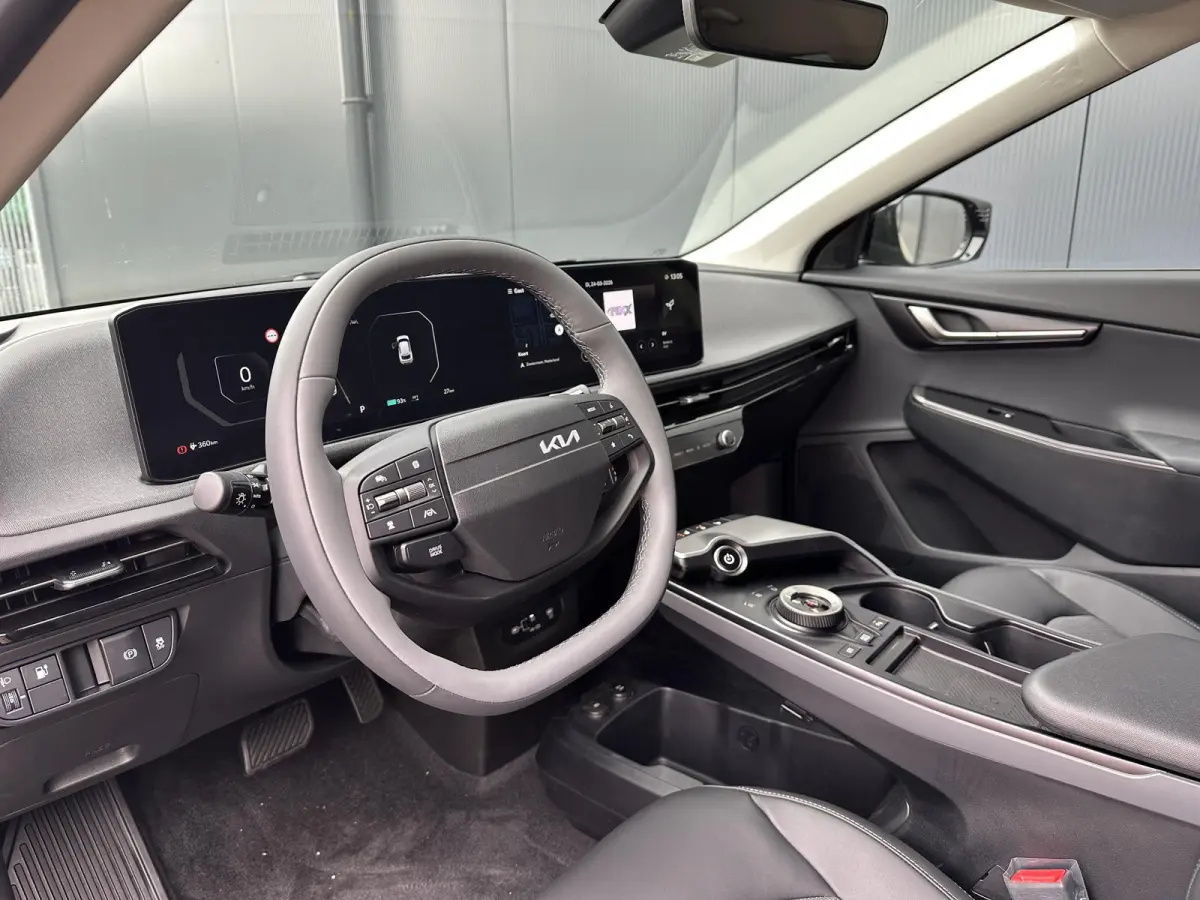 Light Edition 63 kWh | Demo | Navi | Clima | Adaptieve Cruise | Camera | Stuur-/Stoelverwarming | Privacy Glass | Apple Carplay | Android Auto