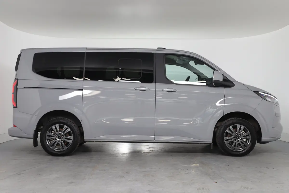 340 Titanium 65 kWh 8-Persoons | Camera | Stoel-/Stuurverwarming | Climate | Cruise | Keyless entry en start | Navigatie