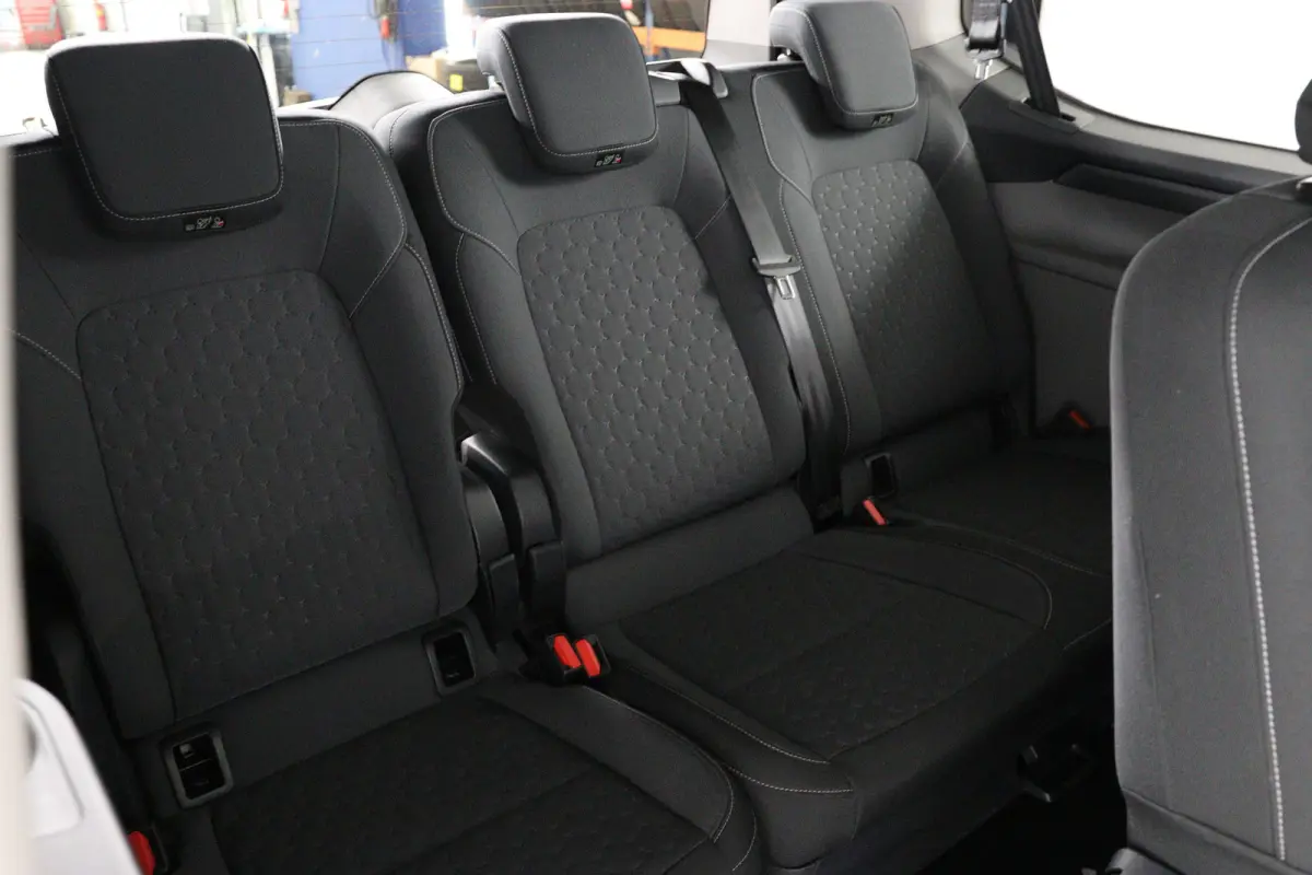 340 Titanium 65 kWh 8-Persoons | Camera | Stoel-/Stuurverwarming | Climate | Cruise | Keyless entry en start | Navigatie