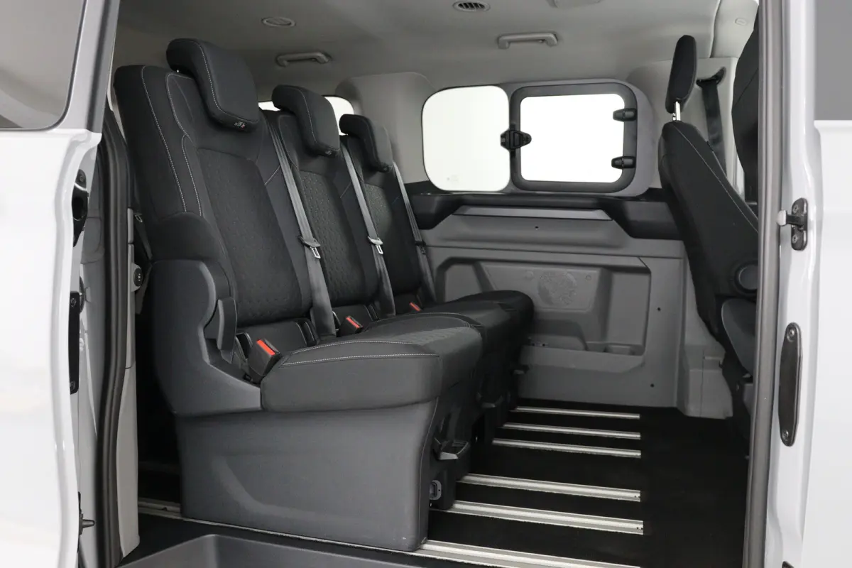 340 Titanium 65 kWh 8-Persoons | Camera | Stoel-/Stuurverwarming | Climate | Cruise | Keyless entry en start | Navigatie
