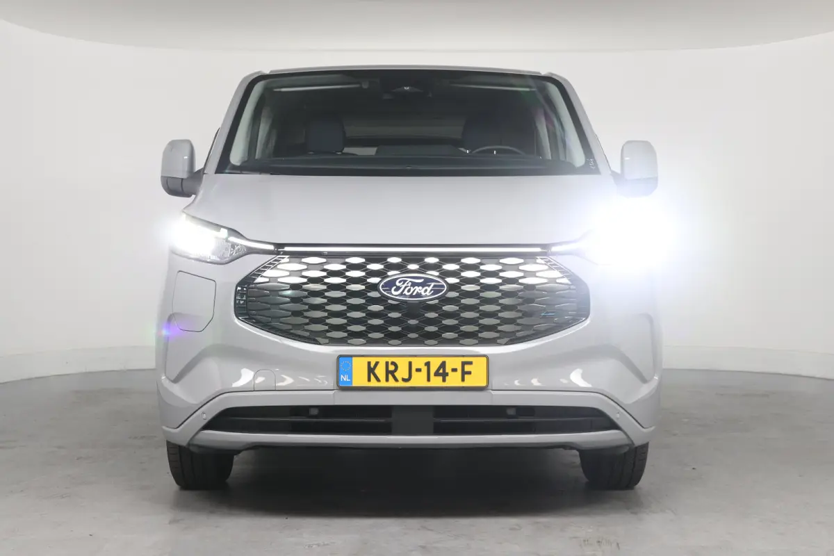 340 Titanium 65 kWh 8-Persoons | Camera | Stoel-/Stuurverwarming | Climate | Cruise | Keyless entry en start | Navigatie