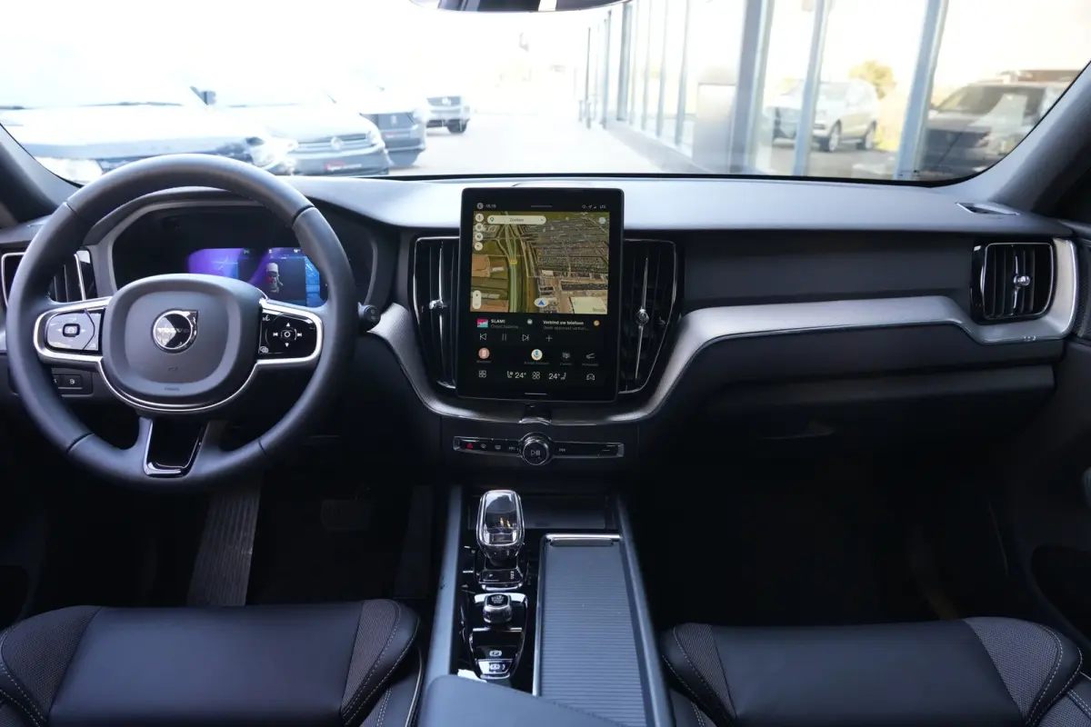 2.0 T6 Plug-in hybrid AWD Plus Black Edition | Trekhaak | Panoramadak | HUD Volvo XC60 2.0 T6 Plug-in Hybrid AWD Plus Black Edition met 2.0 viercilinder plug-in hybride aandrijflijn en 350 P