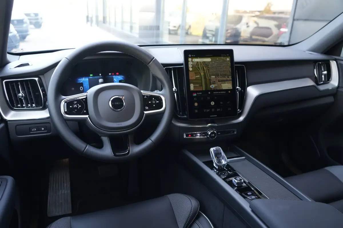2.0 T6 Plug-in hybrid AWD Plus Black Edition | Trekhaak | Panoramadak | HUD Volvo XC60 2.0 T6 Plug-in Hybrid AWD Plus Black Edition met 2.0 viercilinder plug-in hybride aandrijflijn en 350 P