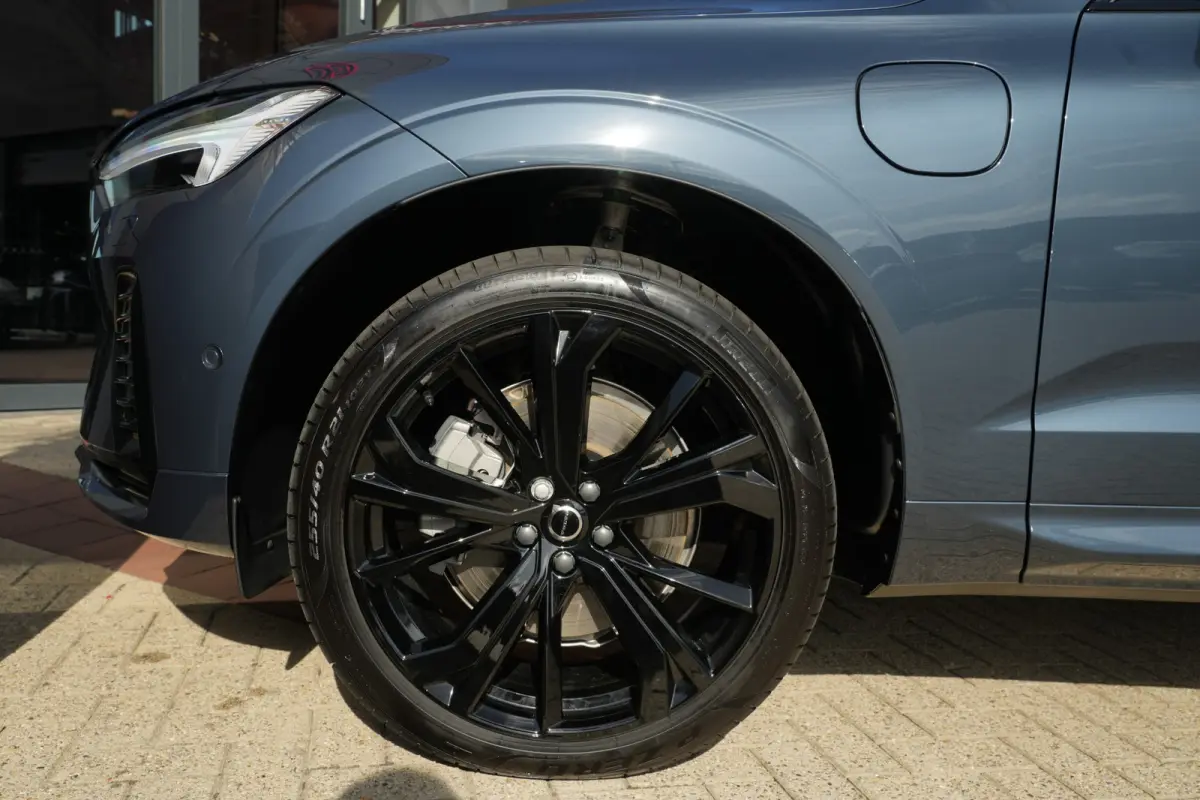 2.0 T6 Plug-in hybrid AWD Plus Black Edition | Trekhaak | Panoramadak | HUD Volvo XC60 2.0 T6 Plug-in Hybrid AWD Plus Black Edition met 2.0 viercilinder plug-in hybride aandrijflijn en 350 P