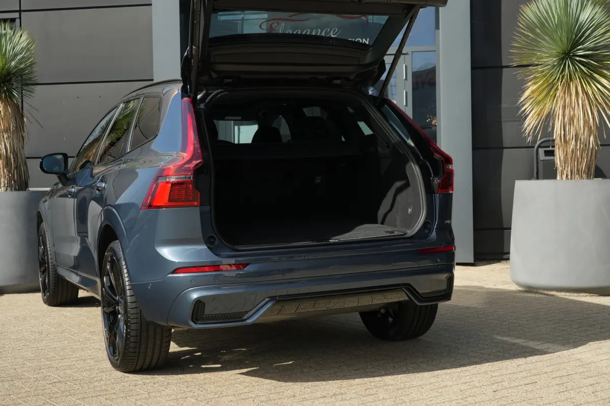 2.0 T6 Plug-in hybrid AWD Plus Black Edition | Trekhaak | Panoramadak | HUD Volvo XC60 2.0 T6 Plug-in Hybrid AWD Plus Black Edition met 2.0 viercilinder plug-in hybride aandrijflijn en 350 P
