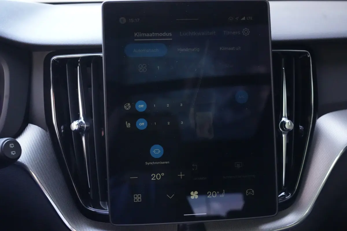 2.0 T6 Plug-in hybrid AWD Plus Black Edition | Trekhaak | Panoramadak | HUD Volvo XC60 2.0 T6 Plug-in Hybrid AWD Plus Black Edition met 2.0 viercilinder plug-in hybride aandrijflijn en 350 P