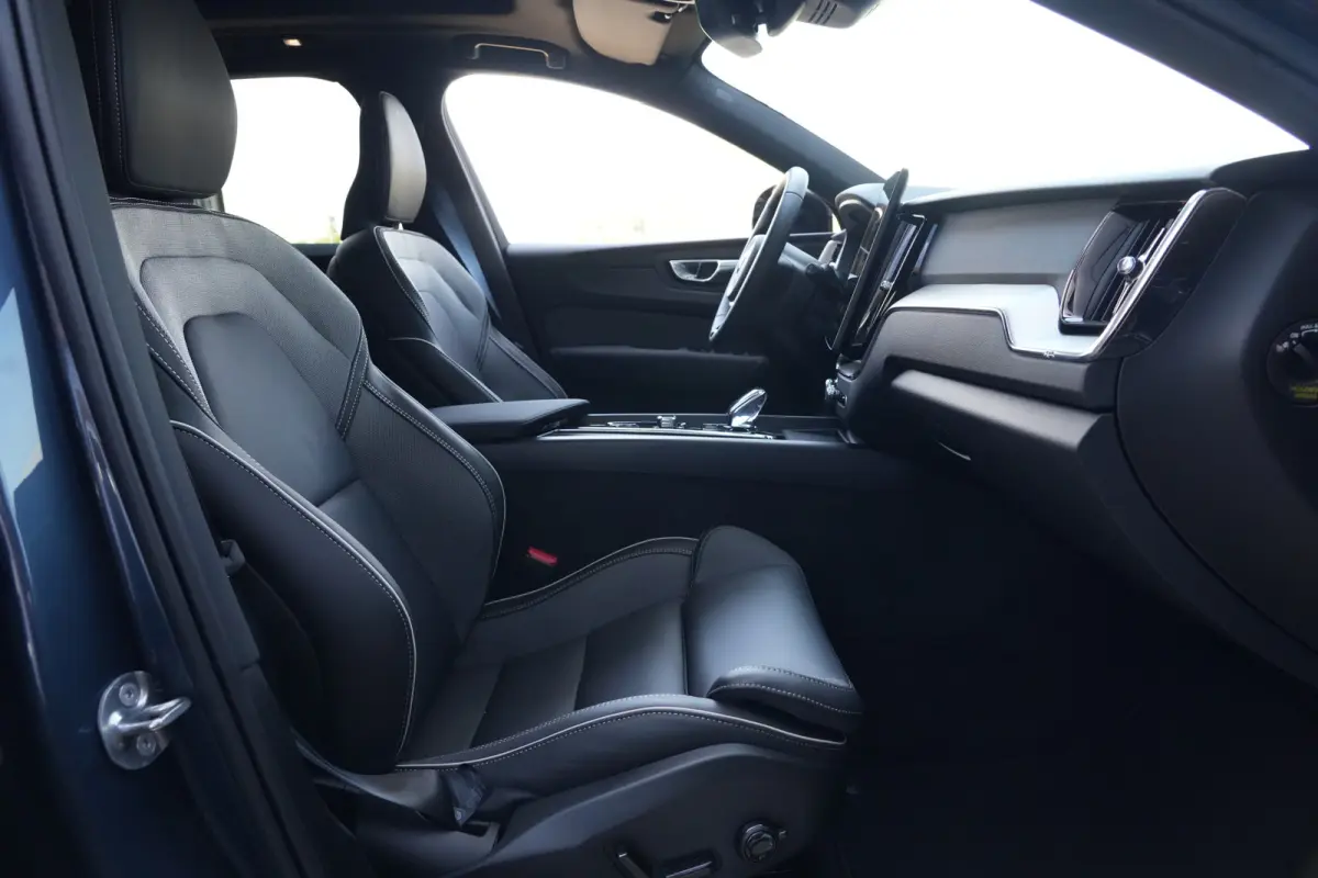 2.0 T6 Plug-in hybrid AWD Plus Black Edition | Trekhaak | Panoramadak | HUD Volvo XC60 2.0 T6 Plug-in Hybrid AWD Plus Black Edition met 2.0 viercilinder plug-in hybride aandrijflijn en 350 P