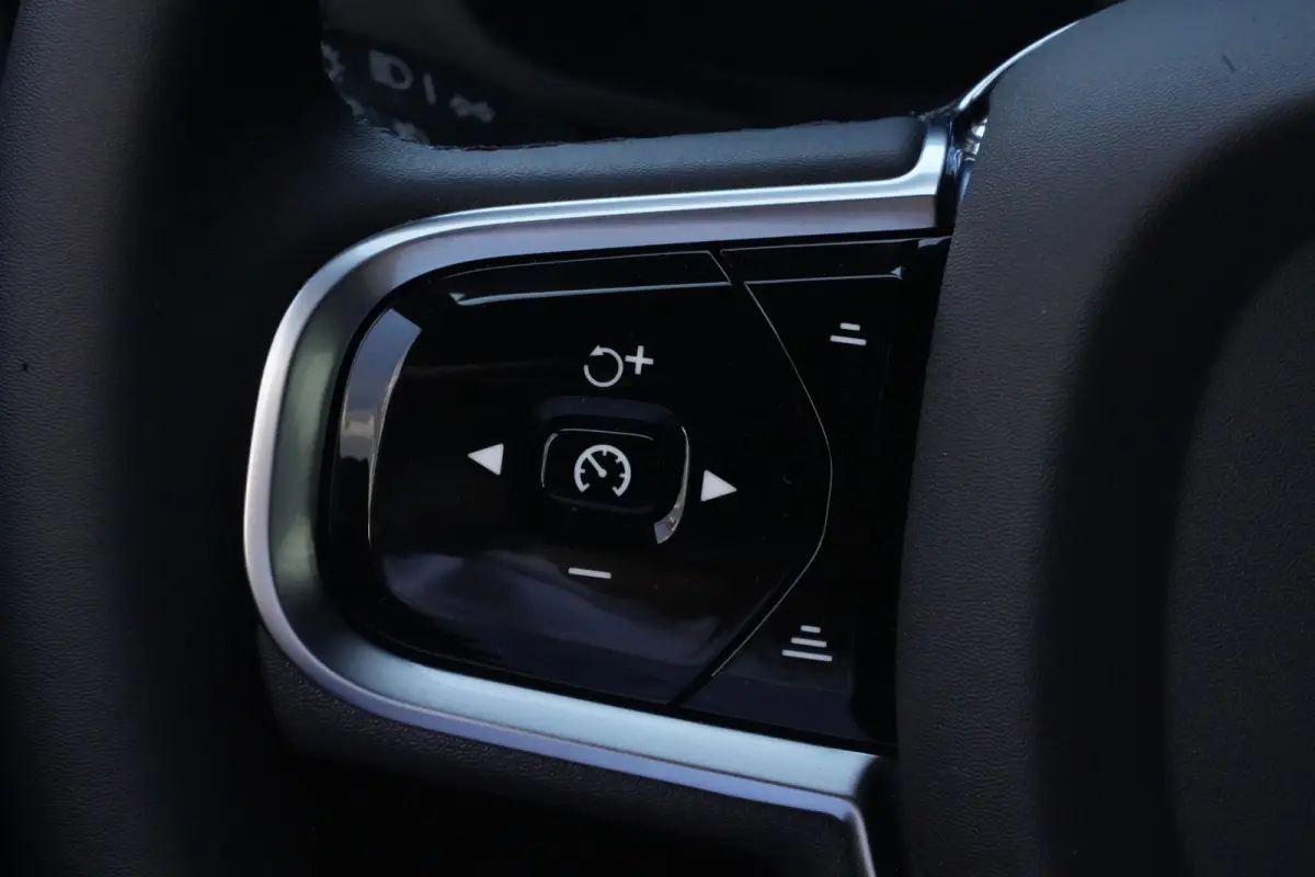 2.0 T6 Plug-in hybrid AWD Plus Black Edition | Trekhaak | Panoramadak | HUD Volvo XC60 2.0 T6 Plug-in Hybrid AWD Plus Black Edition met 2.0 viercilinder plug-in hybride aandrijflijn en 350 P