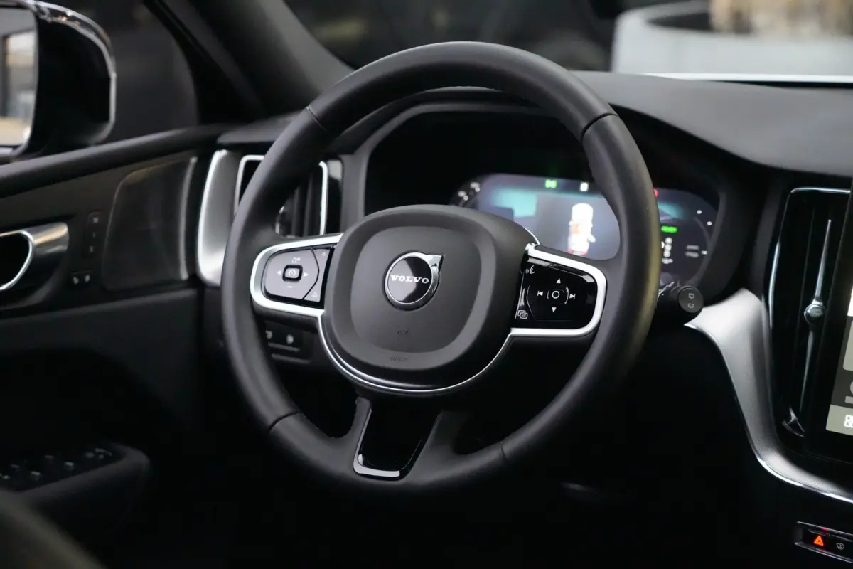2.0 T8 Plug-in hybrid AWD Plus Black Edition | Panoramadak | HUD | 360 Camera | Volvo XC60 2.0 T8 Plug-in Hybrid AWD Black Edition met 2.0 viercilinder plug-in hybride aandrijflijn en 455 PK