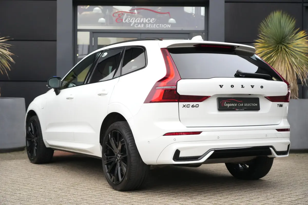 2.0 T8 Plug-in hybrid AWD Plus Black Edition | Panoramadak | HUD | 360 Camera | Volvo XC60 2.0 T8 Plug-in Hybrid AWD Black Edition met 2.0 viercilinder plug-in hybride aandrijflijn en 455 PK