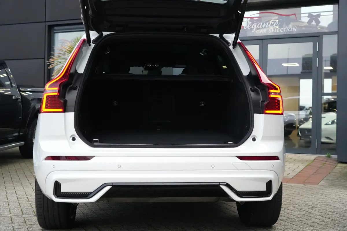 2.0 T8 Plug-in hybrid AWD Plus Black Edition | Panoramadak | HUD | 360 Camera | Volvo XC60 2.0 T8 Plug-in Hybrid AWD Black Edition met 2.0 viercilinder plug-in hybride aandrijflijn en 455 PK